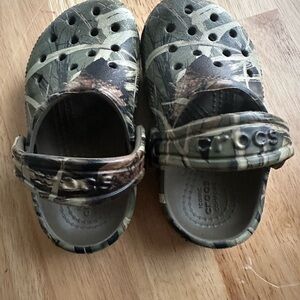 CROCS Little Kids Size 6 Camo
